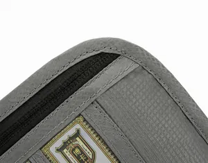 Détail du tissu résistant et coutures précises sur la pochette tour de cou passeport