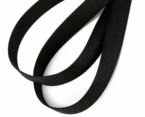 Détail d'un cordon tissé noir doté d'un tissage plat haute densité pour plus de durabilité