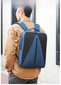 Photo mannequin extérieur d'un sac à dos professionnel imperméable pour homme en bleu