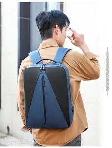 Détail du sac à dos d'affaires déperlant pour hommes avec port USB et design géométrique