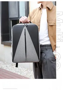 Détail du sac à dos géométrique étanche avec épissage gris et noir et fermeture éclair