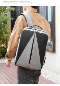 Vue arrière d'un sac à dos étanche pour homme avec design géométrique en plein air