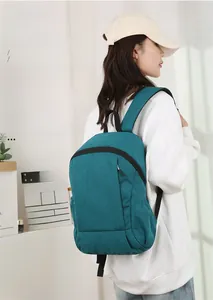 Vue détaillée du stockage multicouche et de la grande capacité du sac à dos outdoor bleu