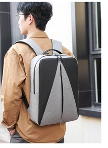 Détail d'un sac à dos d'affaires imperméable en tissu gris avec panneau en forme de V