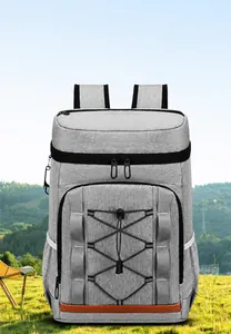 Détail d'un sac à dos de pique-nique gris avec cordons élastiques et base renforcée