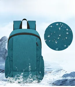 Détail du tissu Oxford imperméable sur le sac à dos extérieur avec gouttelettes d'eau