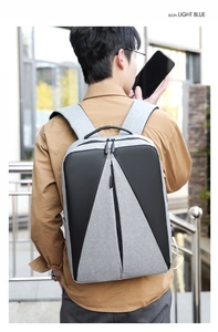 Détail du port de charge USB et du tissu imperméable sur le sac à dos bleu clair élégant