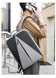 Détail du sac bandoulière gris géométrique avec port USB et câble de charge