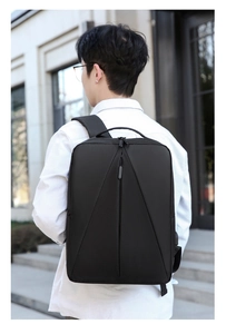 Vue latérale d'un homme portant un sac à dos noir imperméable au design géométrique moderne
