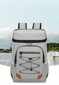 Détail d'un sac à dos isotherme gris pour pique-nique avec grande capacité et imperméable