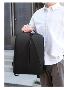 Détail du tissu imperméable mat et du design géométrique du sac à dos pour homme