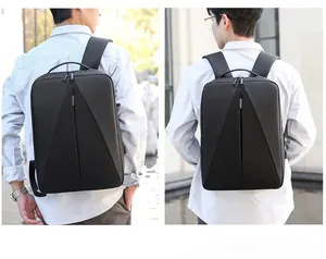 Sac à dos ordinateur imperméable noir au design géométrique porté par un mannequin