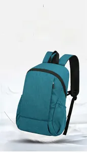 Gros plan détaillé du sac à dos léger bleu sarcelle avec fermeture éclair noire et poignée