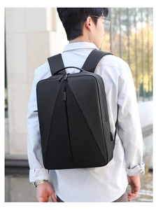 Détail du port de charge USB et du tissu imperméable géométrique sur le sac à dos noir