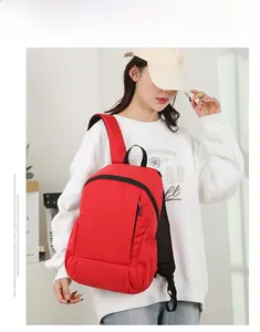 Détail d'un sac à dos rouge avec bretelles larges en maille et tissu oxford durable