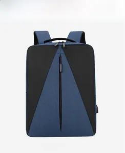 Vue détaillée du sac à dos ordinateur bleu et noir avec port de chargement USB intégré