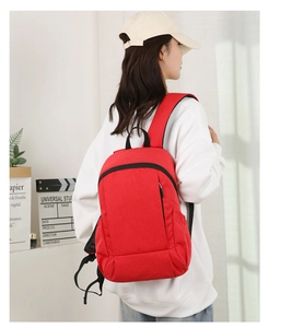 Détail du sac à dos extérieur rouge en tissu Oxford avec bretelles en maille respirante