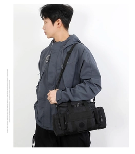 Détail du sac à bandoulière tactique étanche avec poches multiples et système MOLLE
