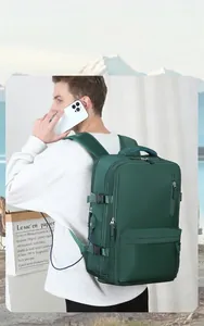 Detail eines dunkelgrünen Reiserucksacks mit USB-Anschluss und verstellbarer Schnalle