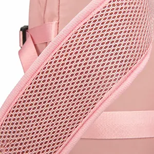Detailansicht der breiten, atmungsaktiven Mesh-Schultergurte eines rosa Rucksacks