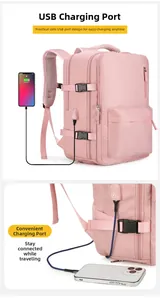 Détail du sac à dos de voyage rose montrant le port de charge USB et la boucle latérale