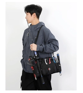 Détail du sac de pêche étanche avec plusieurs compartiments et porte-outils intégrés