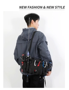 Vue arrière d'un sac de pêche noir résistant à l'eau porté avec une grande capacité de stockage