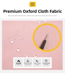 Gros plan sur le tissu oxford rose résistant à l'eau avec des gouttes pour sac de voyage