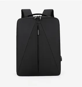 Vue détaillée du sac à dos professionnel noir étanche avec port de charge USB