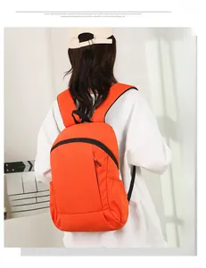 Détail du sac à dos de sport orange léger avec compartiments zippés pour l'extérieur