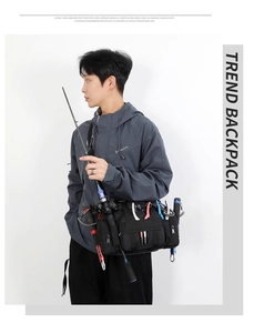 Détail du sac de pêche étanche noir avec outils et boucles de rangement