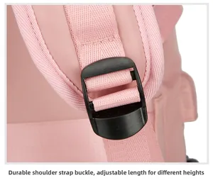 Nahaufnahme der rosa Rucksack-Schnalle und breitem Schultergurt zur Anpassung