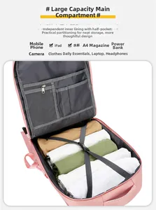 Détails de l'intérieur du sac à dos rose montrant la doublure grise et les compartiments de rangement