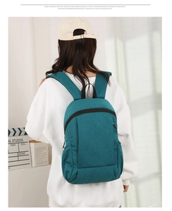 Détails du sac à dos de sport vert foncé en tissu polyester durable et résistant