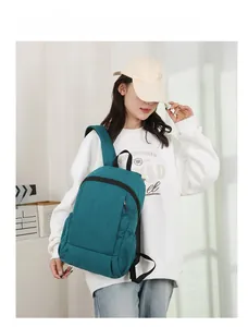 Vue latérale d'un sac à dos de sport extérieur bleu sarcelle avec fermetures noires