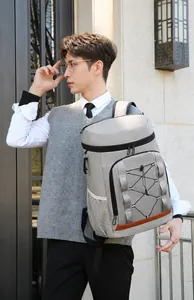 Détail du sac à dos isotherme pour pique-nique avec tissu gris et base en cuir marron chic