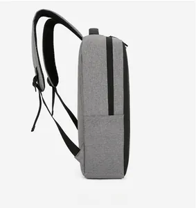 Vue latérale d'un sac à dos d'affaires gris imperméable avec bretelles ergonomiques