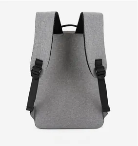 Vue détaillée des bretelles rembourrées et du tissu gris respirant à l'arrière du sac à dos