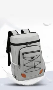 Gros plan du sac à dos thermique gris avec cordons élastiques et poches latérales en maille