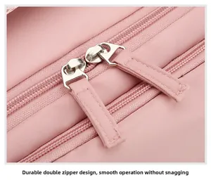 Detailansicht eines rosa Rucksacks mit robusten Doppel-Metallreißverschlüssen und Zugband