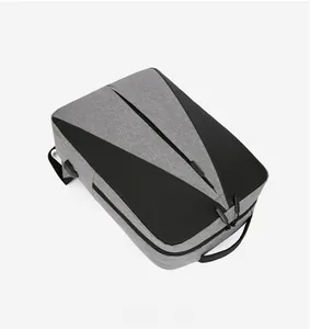 Détail du sac à dos professionnel imperméable avec port de chargement USB externe et tissu gris