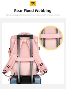 Sac à dos rose de voyage montrant la sangle arrière fixée sur une poignée de valise