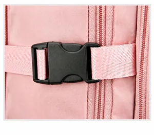 Detail eines rosa Reise-Rucksacks mit robuster Seitenschnalle und wasserfestem Stoff