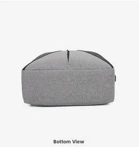 Vue détaillée du fond du sac à dos de voyage gris avec coutures renforcées et durables