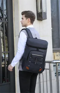 Modèle masculin portant un sac à dos isotherme bleu-gris avec cordons élastiques et poches en filet