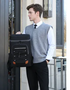 Détail d'un grand sac à dos isotherme noir avec cordons élastiques et poches filet