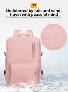 Détail du sac à dos de voyage rose montrant la texture du tissu en nylon imperméable de haute densité