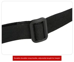 Détail de la bandoulière réglable en nylon noir avec boucle robuste pour sac de sport extérieur