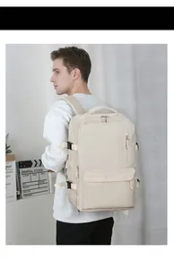 Details des Reise-Rucksacks mit verstellbaren Schnallen und beigem wasserfestem Stoff