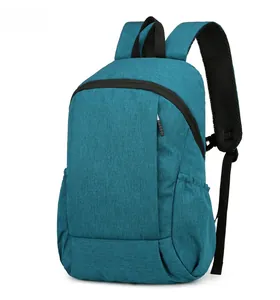 Détail du sac à dos de sport bleu paon avec bretelles en mesh et poche latérale